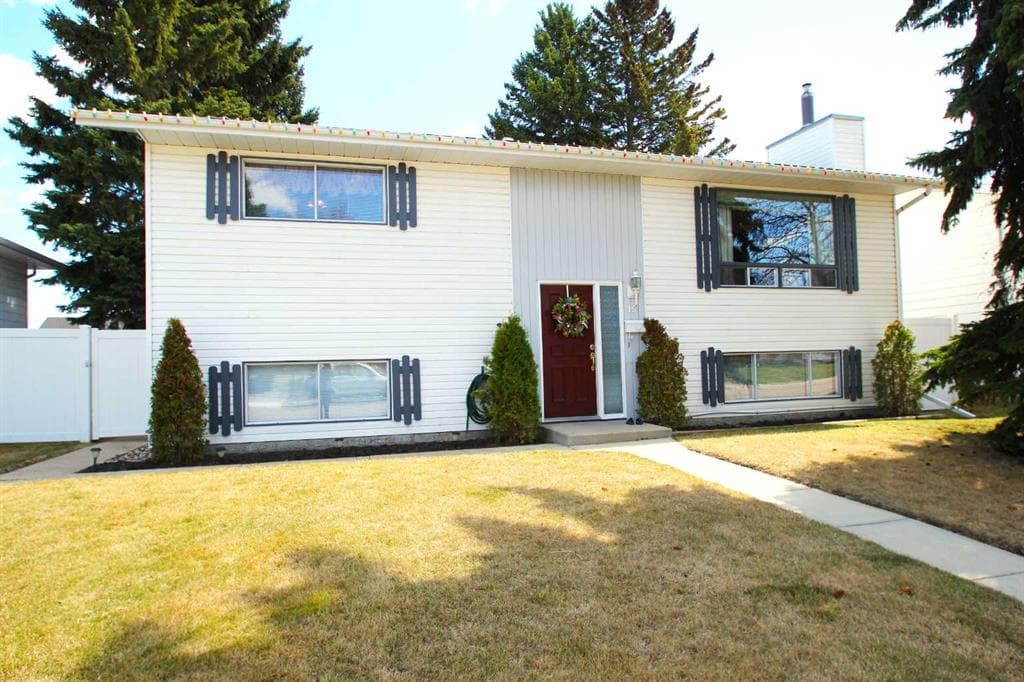 15 Newlands Avenue, Red Deer — main photo