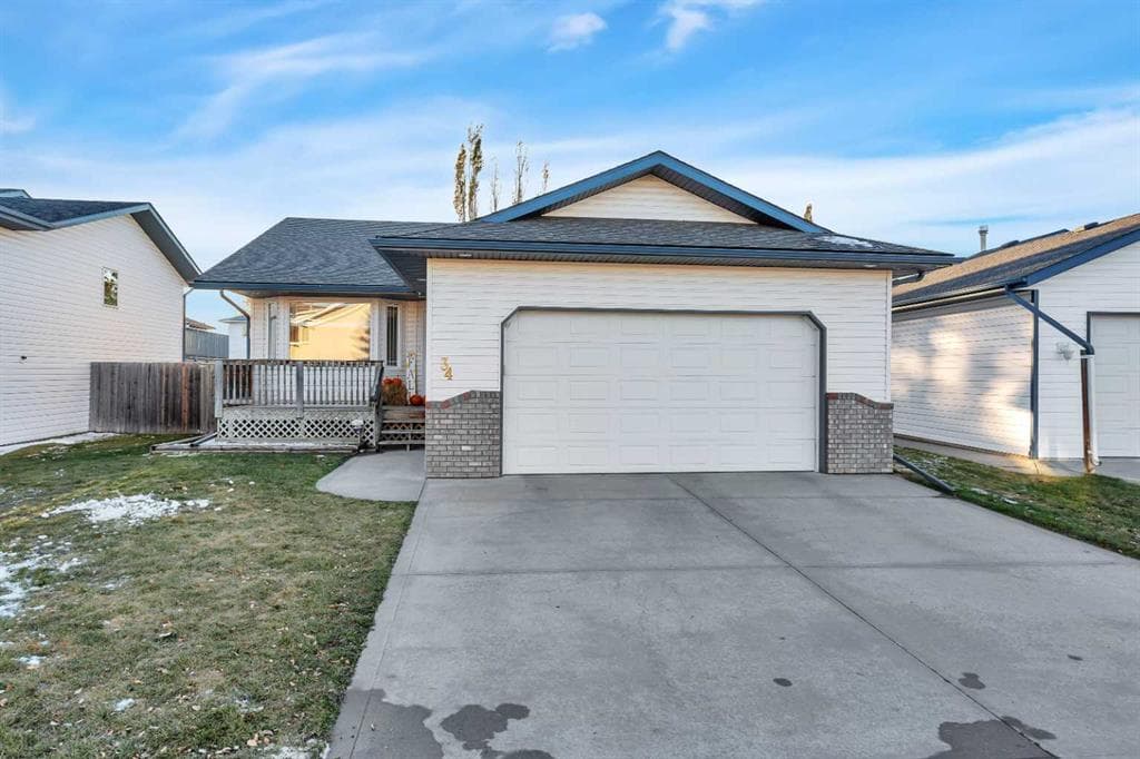 34 Lund Close, Red Deer — main photo
