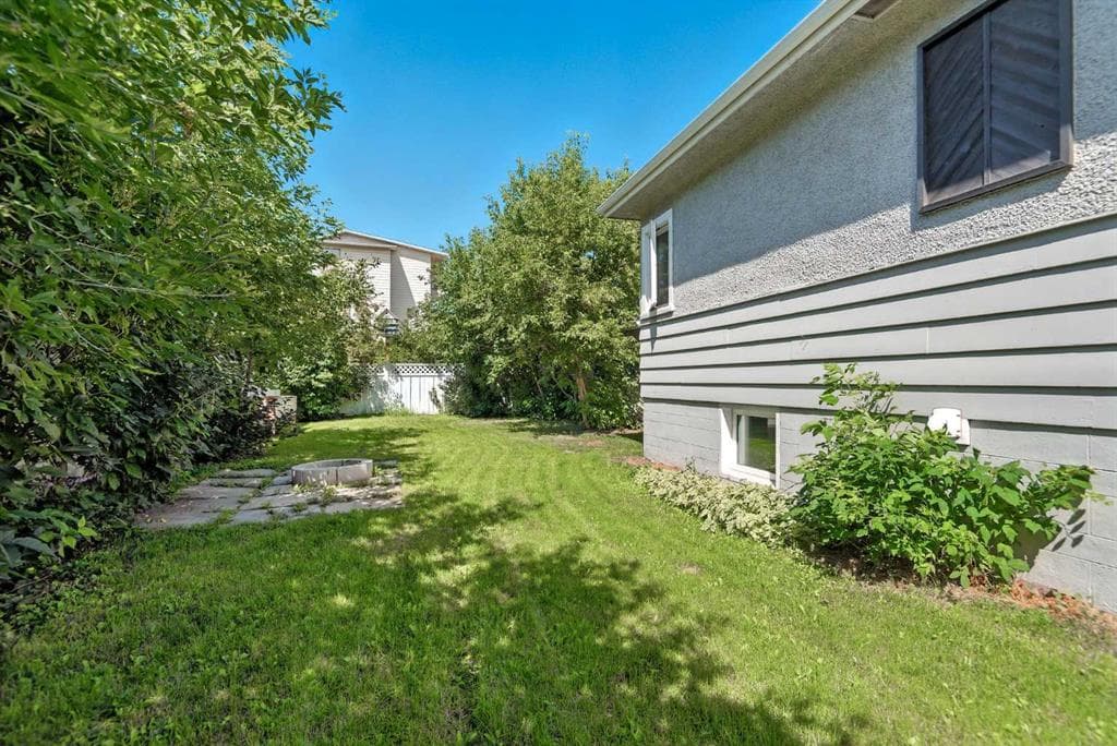 4756 54 Street, Red Deer — photo 4