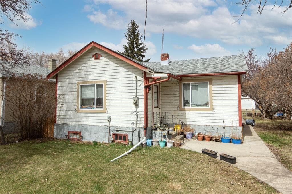 5118 37 Street, Red Deer — main photo