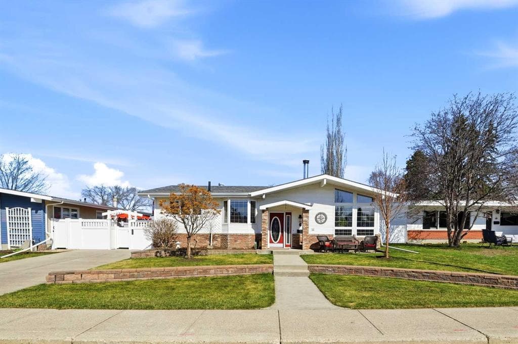 6 Sydney Close, Red Deer — main photo