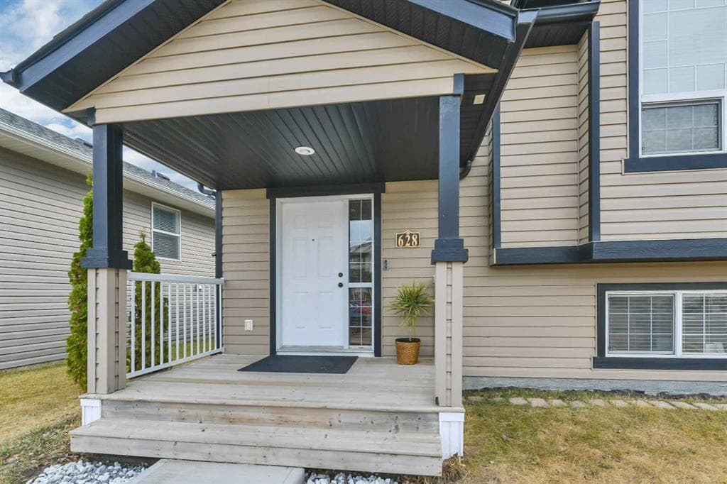 628 Lancaster Drive, Red Deer — photo 2
